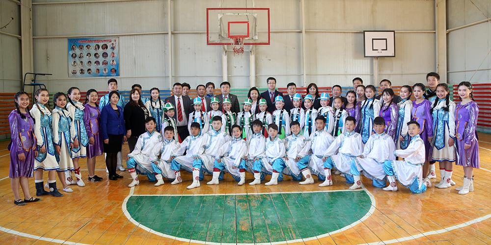 Хотын дарга бүжигчин сурагчдыг хүүхдийн баярын тоглолтод урилаа